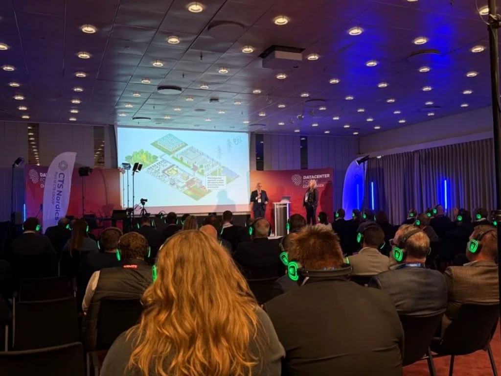 Publikum med GoSilent-headset under foredrag i konferansesal